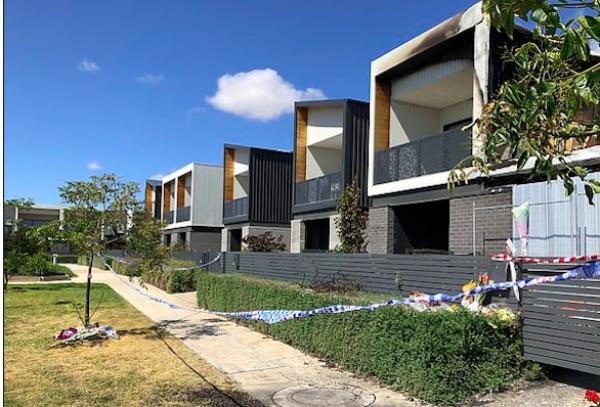 تقوم بحرق عائلة بأكملها ثم تلتقط صوراً تذكارية لما فعلت